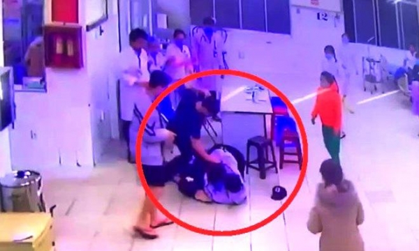 Người nhà bệnh nhân đánh dã man y tá bệnh viện vì bị nhắc giữ im lặng