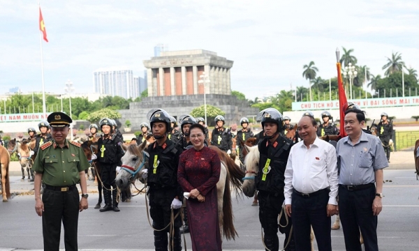 Đoàn Kỵ binh CSCĐ diễu hành, ra mắt Quốc hội