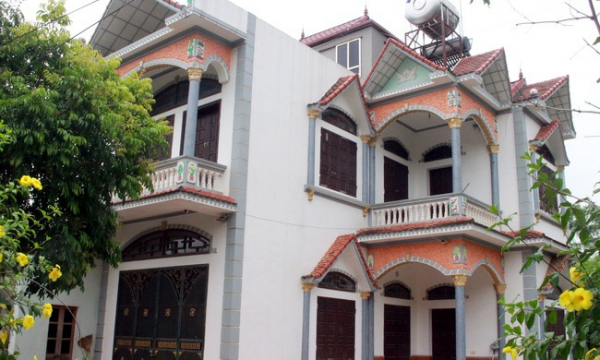 Bắc Giang: Cán bộ xã có biệt thự vẫn là hộ cận nghèo nhận tiền hỗ trợ dịch