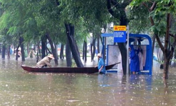 Mưa lớn liên tục người dân lại lo Hà Nội tái diễn trận lụt lịch sử