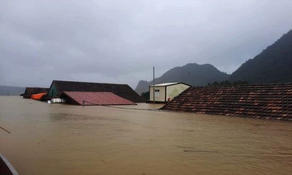 Diễn biến mưa lũ miền Trung: Quảng Trị, Quảng Bình nước ngập mái nhà