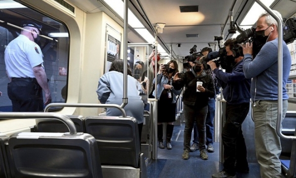 Mỹ: Hành khách vô cảm quay cảnh cô gái bị cưỡng hiếp trên tàu điện ngầm