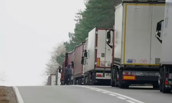 Xe tải Nga và Belarus xếp hàng 80km chờ ra khỏi EU trước lệnh cấm