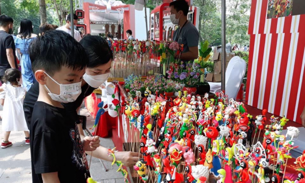 Nhộn nhịp mua sắm tại Lễ hội Quà tặng Du lịch Hà Nội 2022