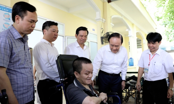 Chủ tịch HĐND thành phố Nguyễn Ngọc Tuấn thăm các nạn nhân bị nhiễm chất độc da cam/dioxin