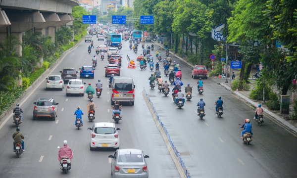 Ngày đầu tách làn ôtô, xe máy trên đường Nguyễn Trãi