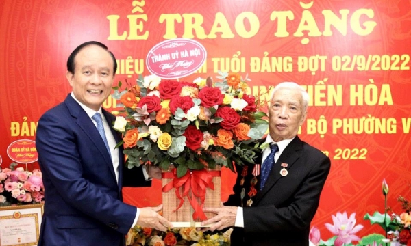 Trao Huy hiệu 75 năm tuổi Đảng cho đảng viên lão thành tại quận Hà Đông