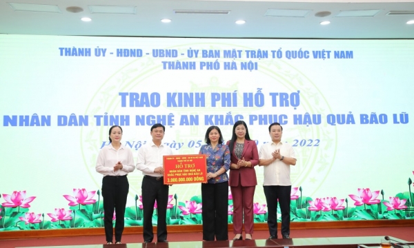 TP Hà Nội trao kinh phí hỗ trợ Nhân dân tỉnh Nghệ An khắc phục hậu quả bão lũ