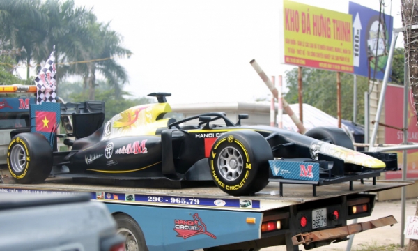 Cận cảnh xe mô hình F1 diễu hành trên phố Hà Nội