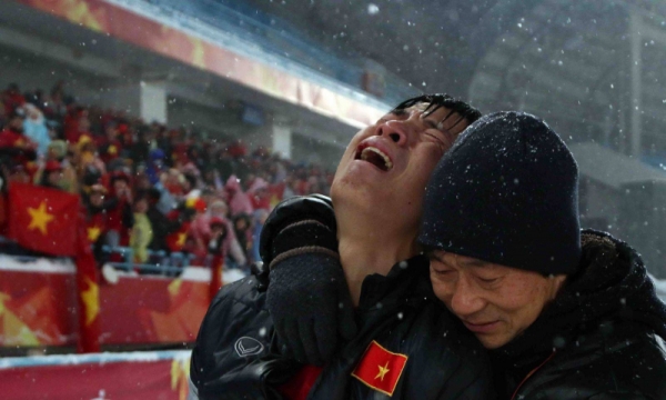 Chiếc áo khoác giữ ấm cho Bùi Tiến Dũng lập kỳ tích U23 châu Á được đấu giá ủng hộ đồng bào miền Trung