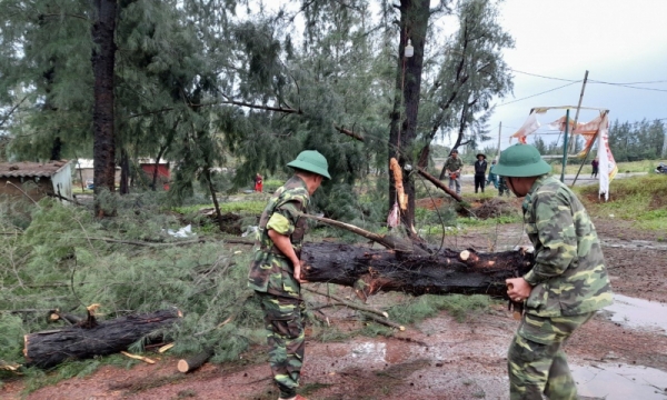 Bão số 13 làm 8 người bị thương, 231 nhà bị tốc mái tại Quảng Bình