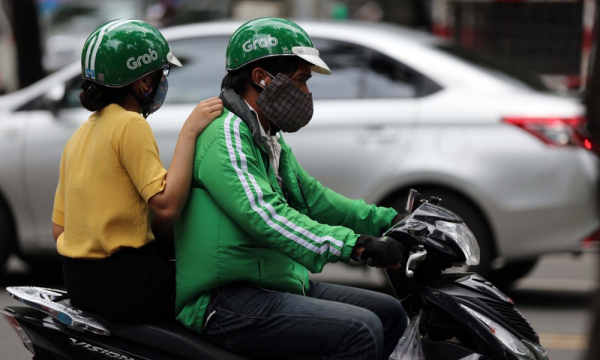 Grab tăng mạnh giá cước, khách hàng quay lại đi xe ôm truyền thống