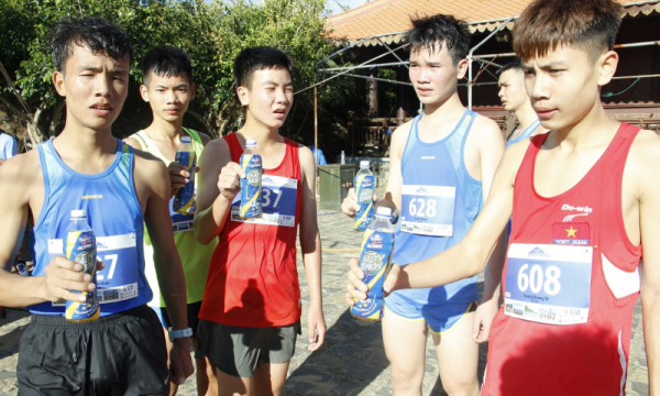 Gần 1500 vận động viên chinh phục đỉnh núi Bà Rá cùng Number 1 Active