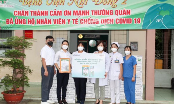 Vinamilk trao tặng 50.000 sản phẩm Vinamilk ColosGold cho con em cán bộ y bác sĩ tuyến đầu