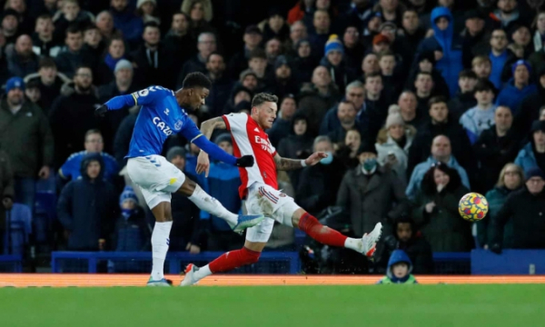 Everton ngược dòng đánh bại Arsenal, HLV Rafael Benítez tạm giữ ghế