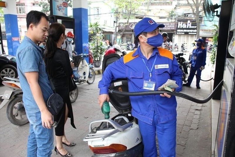 Giá xăng dầu tiếp tục giảm tới 668 đồng/lít
