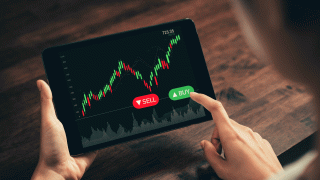 Tổng Giám đốc PNJ đăng ký mua 1 triệu cổ phiếu, Thành viên HĐQT Hòa Phát thoái bớt vốn