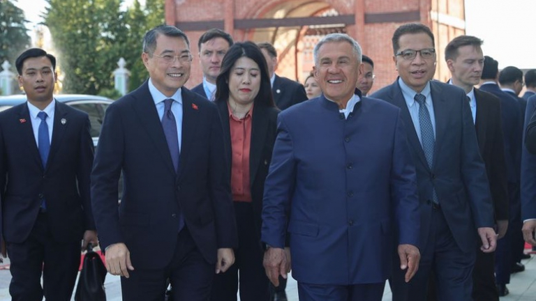 Thủ tướng Lê Minh Hưng gặp Người đứng đầu Cộng hòa Tatarstan (Liên bang Nga)