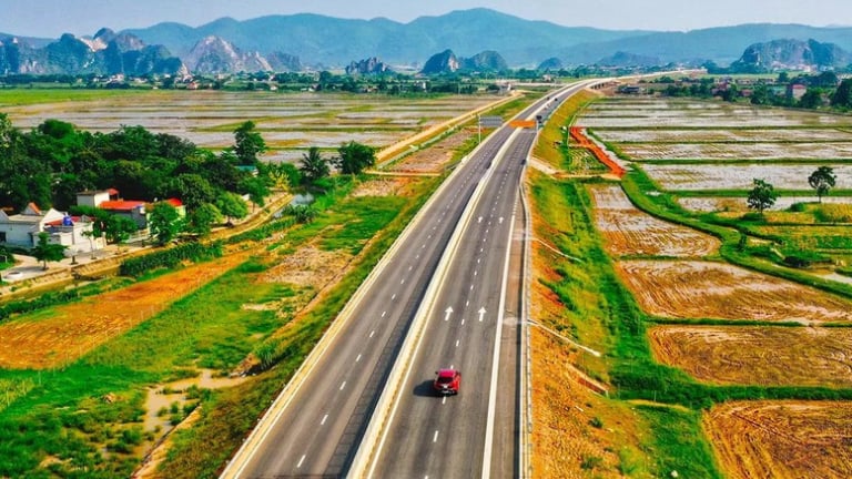 Đẩy nhanh tiến độ đầu tư 5 tuyến cao tốc quan trọng trước năm 2030