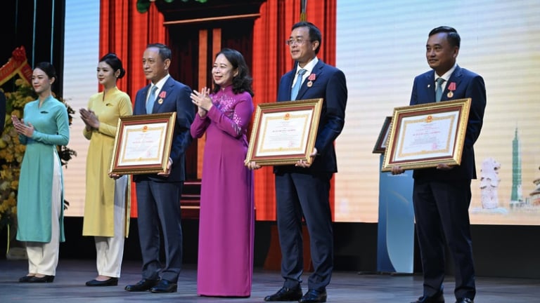 Vietnam Airlines đón nhận Huân chương Lao động hạng Ba và Bằng khen của Thủ tướng Chính phủ