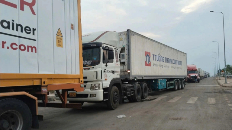 Ùn ứ hàng trăm xe container chở sầu riêng lấy mẫu tại Đồng Nai