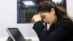 Thị trường chứng khoán đảo chiều, nhà đầu tư FOMO như ngồi trên đống lửa
