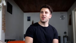 CEO Airbnb và thông điệp 'chim không dậy sớm vẫn có thể bắt được sâu'