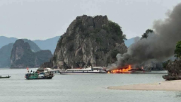 Tàu du lịch cháy ngùn ngụt ở Vân Đồn