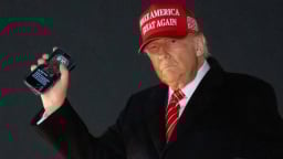 Tập đoàn gia tộc Donald Trump bán điện thoại thông minh giá 499 USD