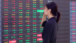 Giá dầu lao dốc, cổ phiếu dầu khí 'sập sàn' bất chấp VN-Index vượt đỉnh 