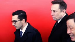 Elon Musk bất ngờ 'trảm' tướng Tesla
