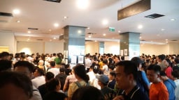 Cả ngàn người xếp hàng xuyên đêm chờ nộp hồ sơ mua nhà ở xã hội