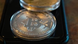 Giá Bitcoin bùng nổ, lập đỉnh gần 112.000 USD