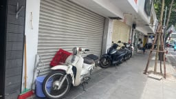Phố thời trang Hà Nội trầm lặng, cửa hàng ‘nối đuôi’ đóng cửa