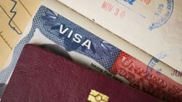 Mỹ nối lại phỏng vấn visa du học, yêu cầu tài khoản mạng xã hội công khai