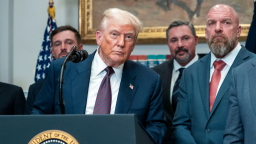 Chạy đua trước ‘giờ G’: TT Trump ký loạt thỏa thuận thương mại vào phút chót
