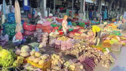 Khách giảm và chủ sạp bán cầm chừng: TP.HCM thanh lọc chợ truyền thống 