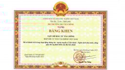 Bộ trưởng Bộ Tài chính tặng Bằng khen cho VietnamFinance nhân dịp 10 năm thành lập