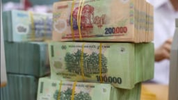 Lãi suất liên ngân hàng bất ngờ vọt lên 13%/năm