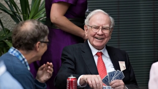 'Bí kíp' thọ 94 tuổi của tỷ phú Warren Buffett: Nghiện đồ ăn nhanh, chơi bài 8 tiếng/tuần