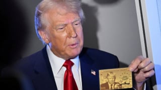 TT Trump hé lộ hình ảnh thẻ vàng nhập cư 5 triệu USD của Mỹ