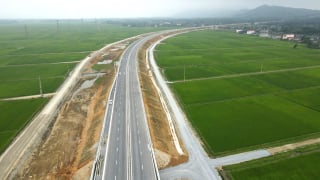 Ngắm cao tốc Bắc – Nam đoạn qua Hà Tĩnh trước giờ thông xe