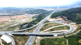 Trải nghiệm 70km cao tốc Vân Phong – Nha Trang vừa đưa vào khai thác
