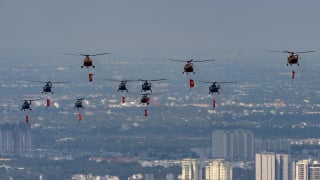 'Hổ mang chúa' SU-30MK2 bắn đạn nhiễu mãn nhãn trên bầu trời TP.HCM
