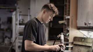 Nhiều Gen Z Mỹ chọn lao động chân tay thay vì học đại học