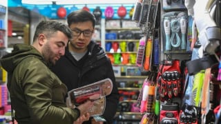 TT Trump đánh thuế hàng online nhỏ, dân Mỹ bay sang Trung Quốc mua sắm