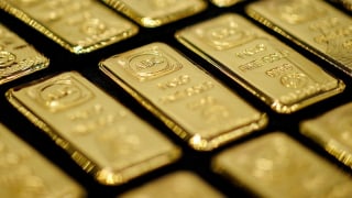 Vàng tụt sâu gần 2%, Phố Wall đậm sắc xanh nhờ thỏa thuận thương mại Mỹ - Anh