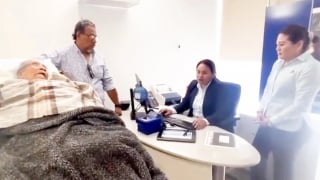 Cụ bà liệt giường vẫn phải ra ngân hàng xác minh danh tính, nhận lương hưu