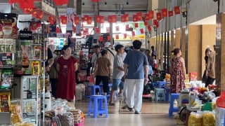 Hàng trăm chủ hàng đồng loạt đóng cửa 'nghỉ hè': Điều gì đang xảy ra với Chợ Đồng Xuân?