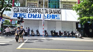 Loạt hàng thời trang trên phố du lịch Đà Nẵng 'cửa đóng, then cài'